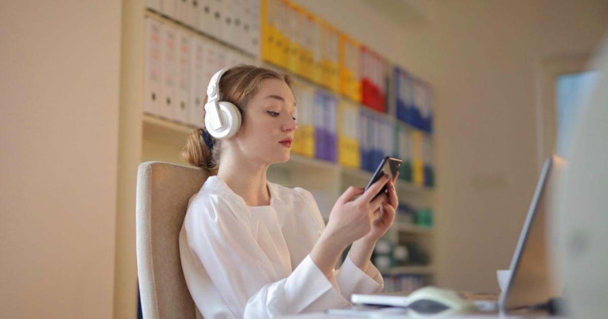 How to read IELTS Listening questions