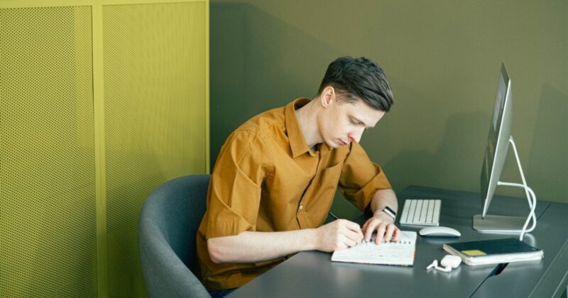 How And What Reporting Verbs To Use In IELTS Essays 